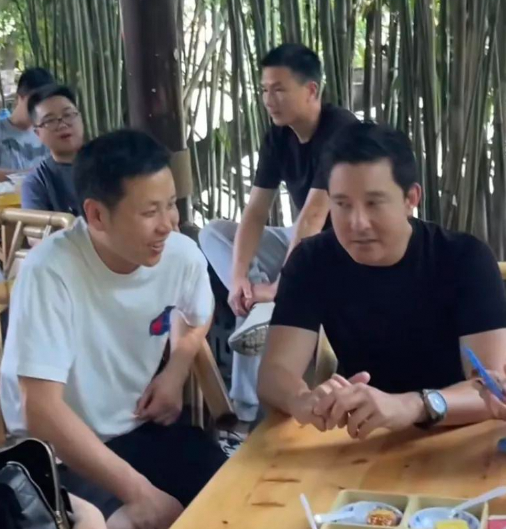 49岁立威廉成都游 霸道总裁打扮难掩痘印秃斑
