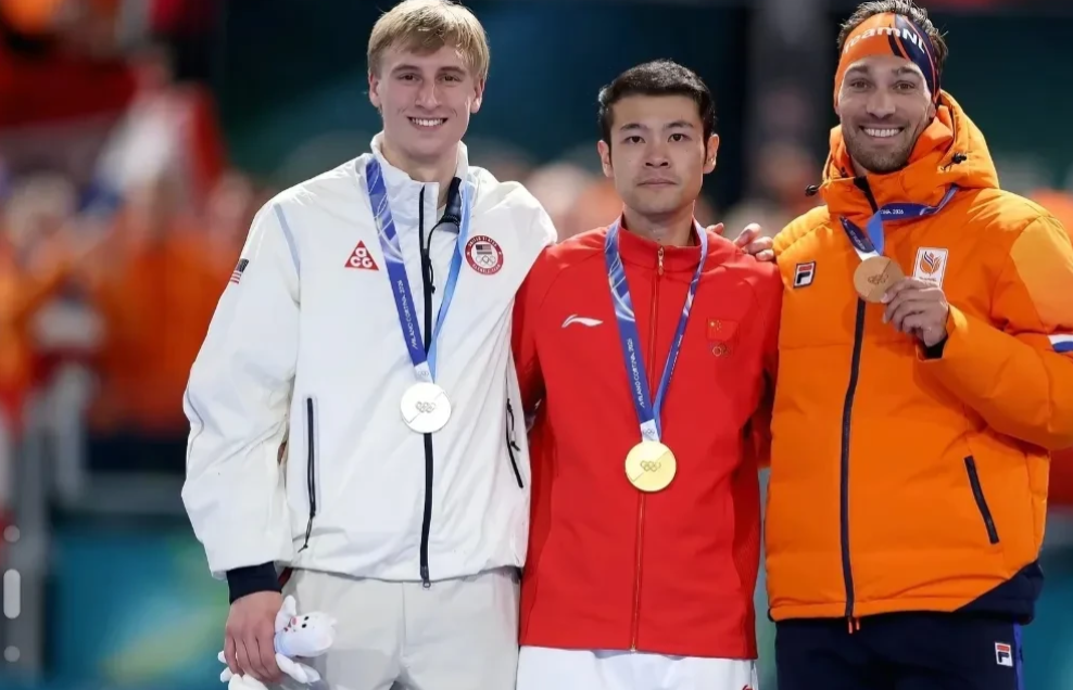 宁忠岩夺冠没哭，看到他父母的反应绷不住了！
父母一夜没睡，含蓄的两个人得知儿子拿