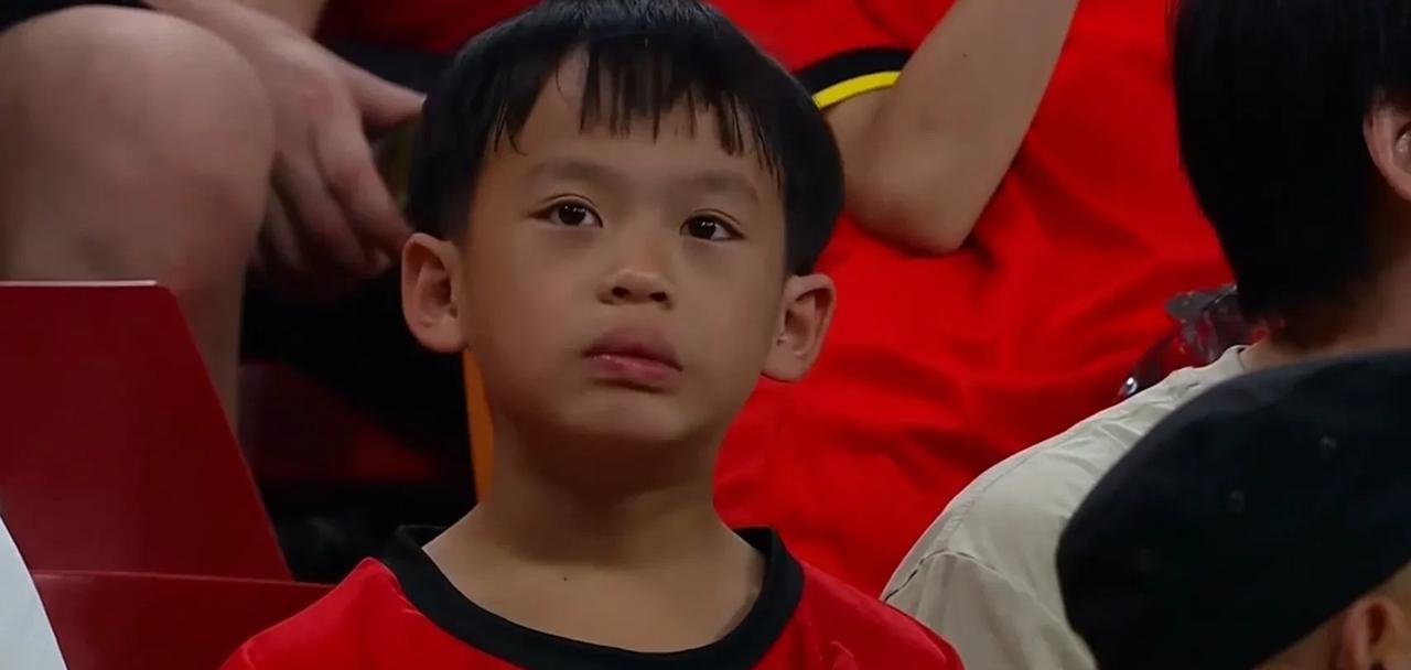 国足虐我千百遍，
我待国足如初恋。
小球迷们眼神里，
是对国足的憧憬与期待，
是