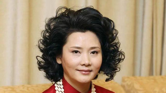 63岁何赛飞晒晚年生活！在别墅后山挖野菜，回忆心酸过往惹人心疼