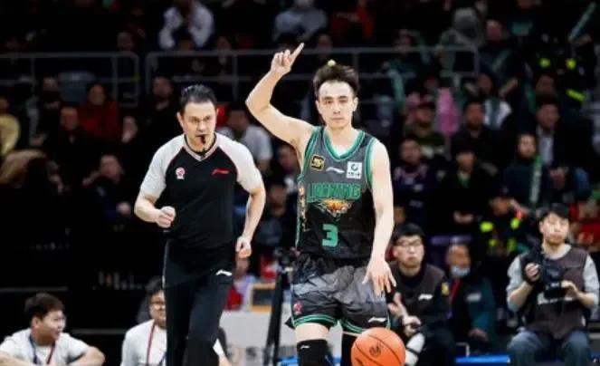 鄢手骐真把自己当球队大当家！打深圳，杨鸣给他出场时间，频频打铁投出巨星球，就是敢