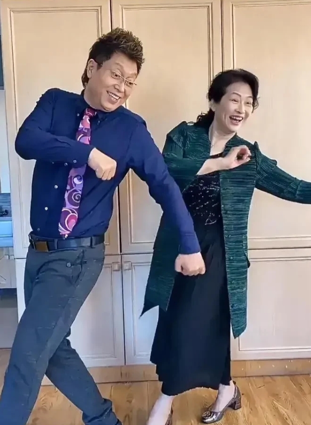 他是目前央视男主持人中，是我最喜欢的1个。虽然没有撒贝宁的阳光帅气，也没有康辉名
