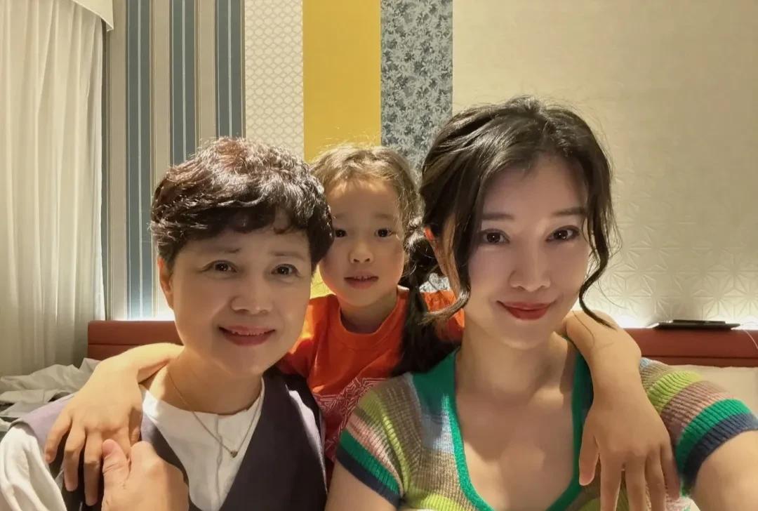 这祖孙三代共用一张脸啊！
奚望母亲节晒与妈妈、女儿的合照，祖孙三人长得好像！
作