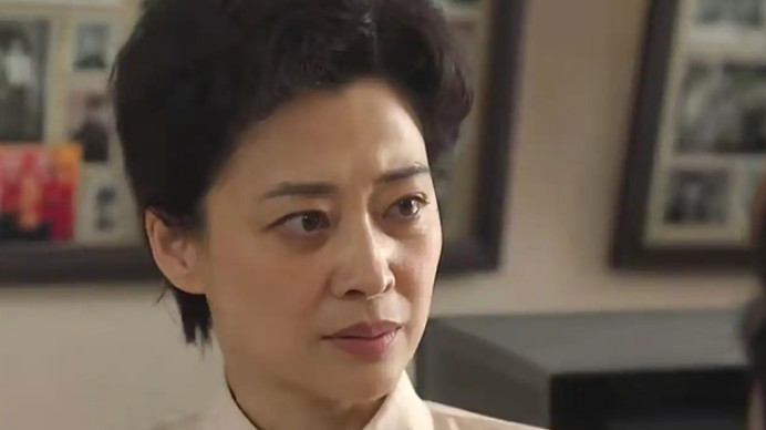 何家丽：老妈不疼，妹妹不爱，还得被赶出家门！