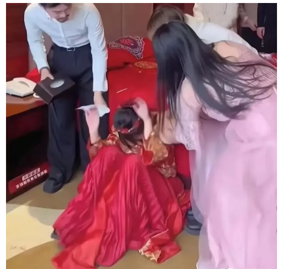 “玩大了！”结婚当天，一名新娘打扮精致等待着新郎的迎亲队伍，但吉时已过，迟迟不见