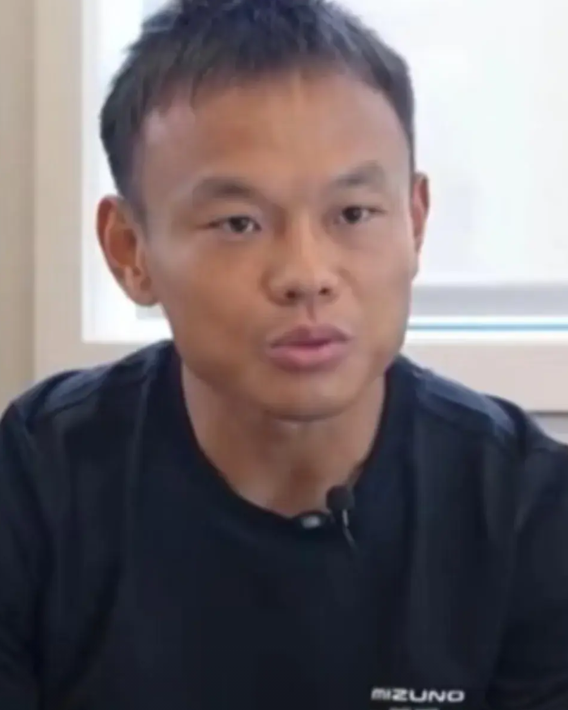 记者：周通，你对当前国足有何建议？
周通：没有，我没有资格谈论这个。我在世俱杯输