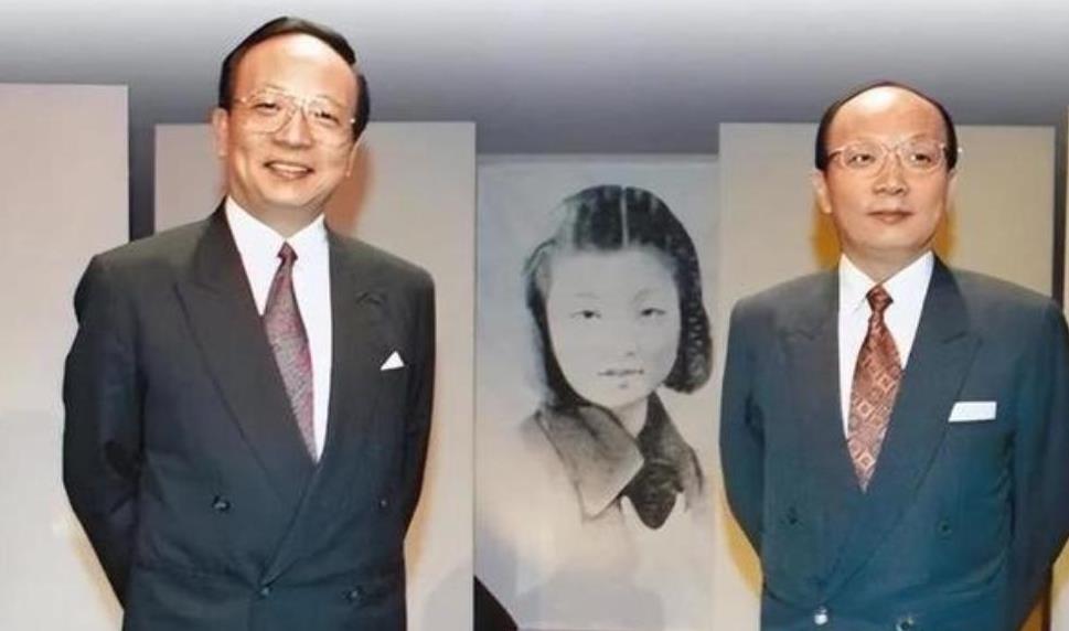 1988年，蒋经国在台北病逝，深夜时分，灵堂里却来了两个神秘的男子，这两个男子故