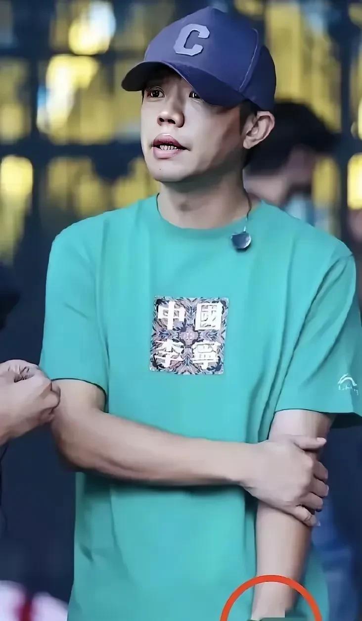 SElKO精工硬刚某少主，
集团郑重承诺绝不背锅。
演唱会前爆出手表事件，
是福