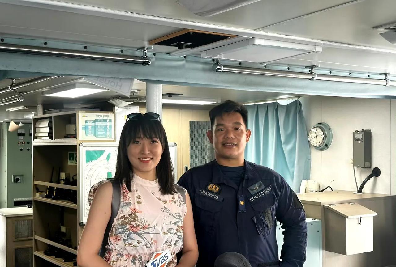 TVBS的这个女记者高潮了，兴高采烈的和菲律宾海警合影，原因大家都知道，不再细说