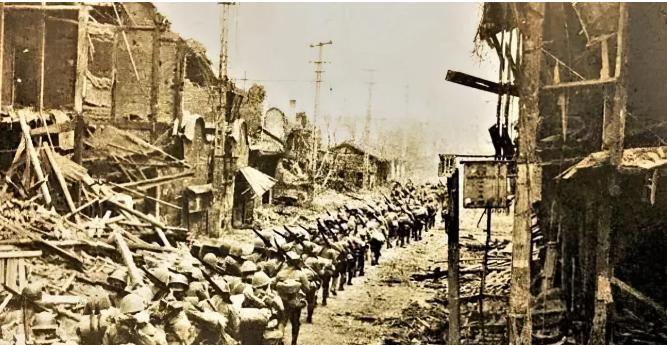 1937年，充满兽欲的日本军队冲进南京百岁宫，却被百岁宫前干柴堆上自焚的老尼姑所