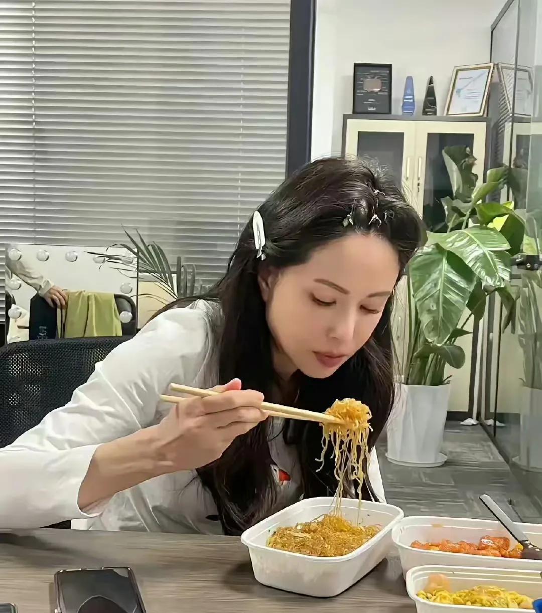 大家都应该很想知道李若彤这个年纪每天吃的什么，她的状态确实特别好，她不仅仅是在健