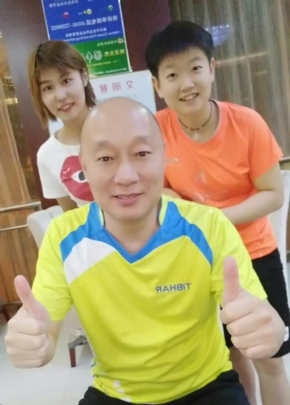 莎莎在河北队的时候是真的开心啊！
图一最好的小杨和老孙！
图二图三太逗了，莎莎不