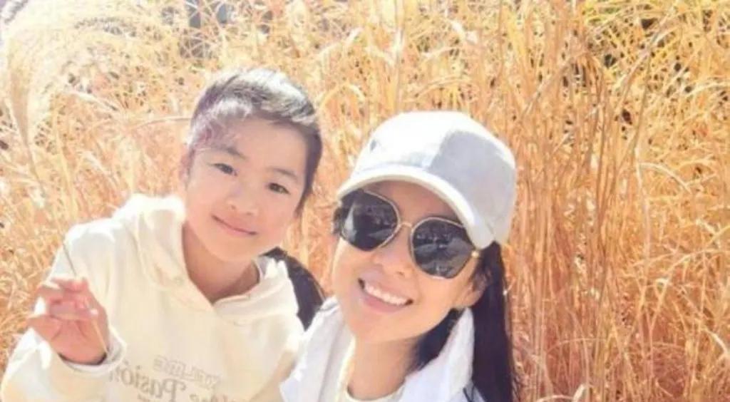 章子怡带女儿醒醒亮相上影节
6月14日，章子怡携9岁女儿醒醒现身上海电影节。醒醒