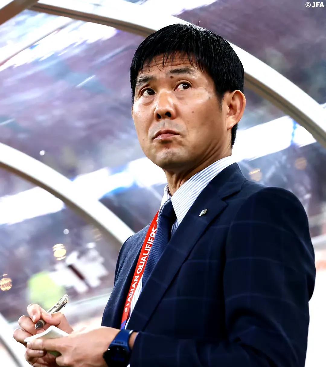 日本队这二队阵容，国足要追上，需要20年打底！
国足是矮子里拔将军，日本队是留洋
