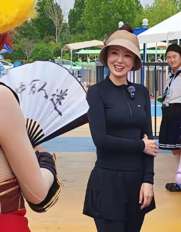 董璇现身郑州银基，脸肿馒化腰粗赘肉多，女儿眼大腿还长很抢镜 ​​​