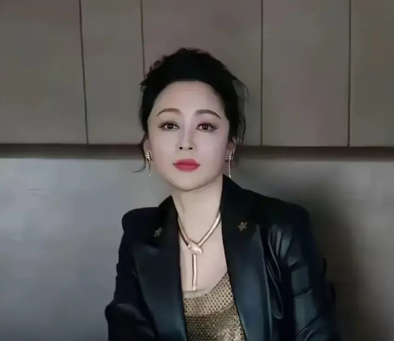 哇塞，陈美人又美回来了，这医美做的很成功。
近期，有网友传闻陈红去做医美了，而且