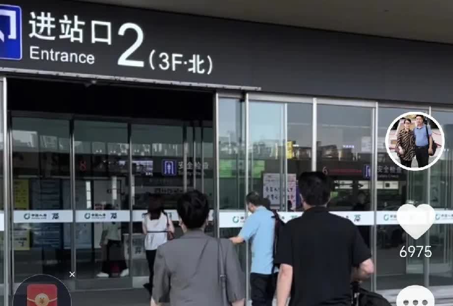 许妈发作品配文中有一句：独子分离痛似麻
许妈今天发的作品中的图片：许妈姚爸在大