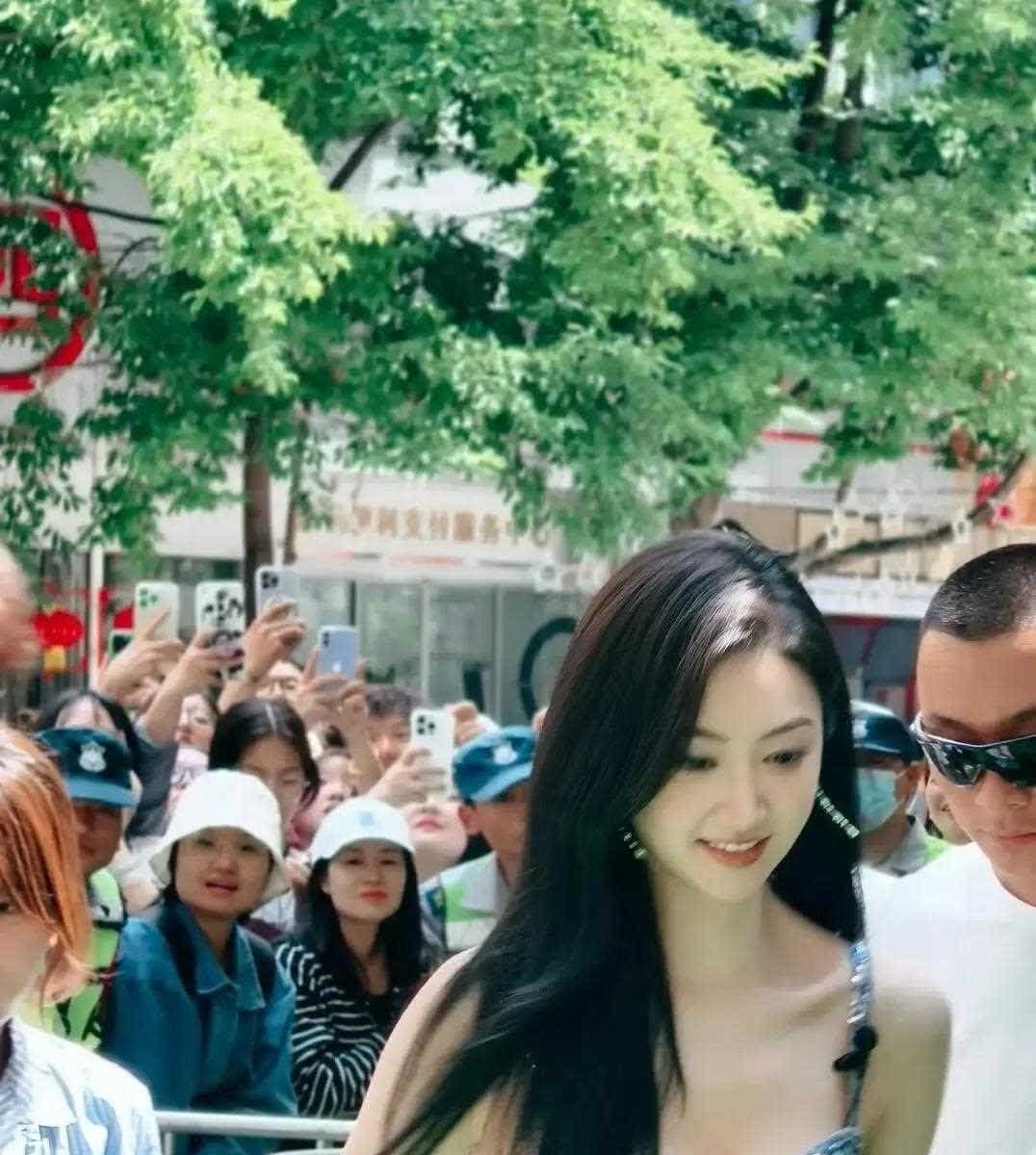 景甜昆明南屏街出席活动，白嫩嫩的小脸蛋 无美颜无滤镜仍美到震撼
