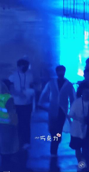 许凯又交到了好朋友，所以今天又不辞辛苦，去嘉兴参加周笔畅的演唱会，又下雨了，许凯