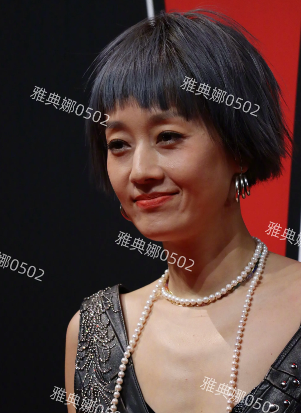 马伊琍红毯生图，47岁的她虽然不再年轻，但胜在脸很自然，不肿不僵很耐看，就是这个