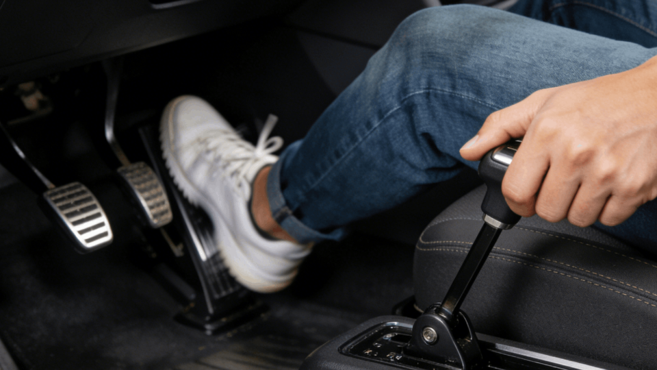 刹车失灵别抓瞎，这几招能保命！