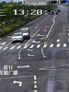 驾驶入抢黄灯加速通过路口，车辆失控侧翻四轮朝天