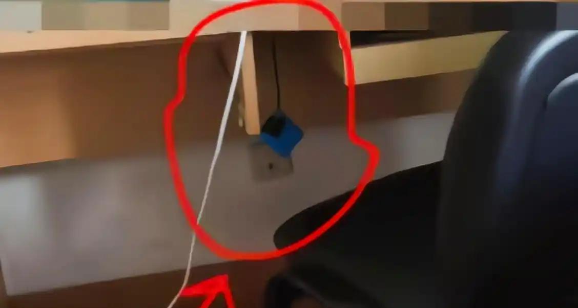 上海一男博士一觉醒来，发现自己桌子下多了个摄像头，正对着他的床拍摄，一查监控发现