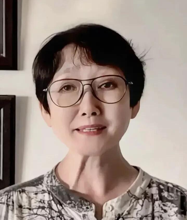 她的颜值呈现出了断崖式的衰老，才60多一点，感觉整个脸上的皮肤都松弛了，不过气质