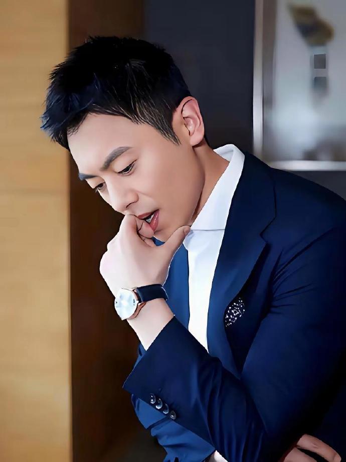 要我说，他比文章傲，比胡歌俊！
却惹了得罪不起的人，如今坦言：挺后悔！
在演艺圈