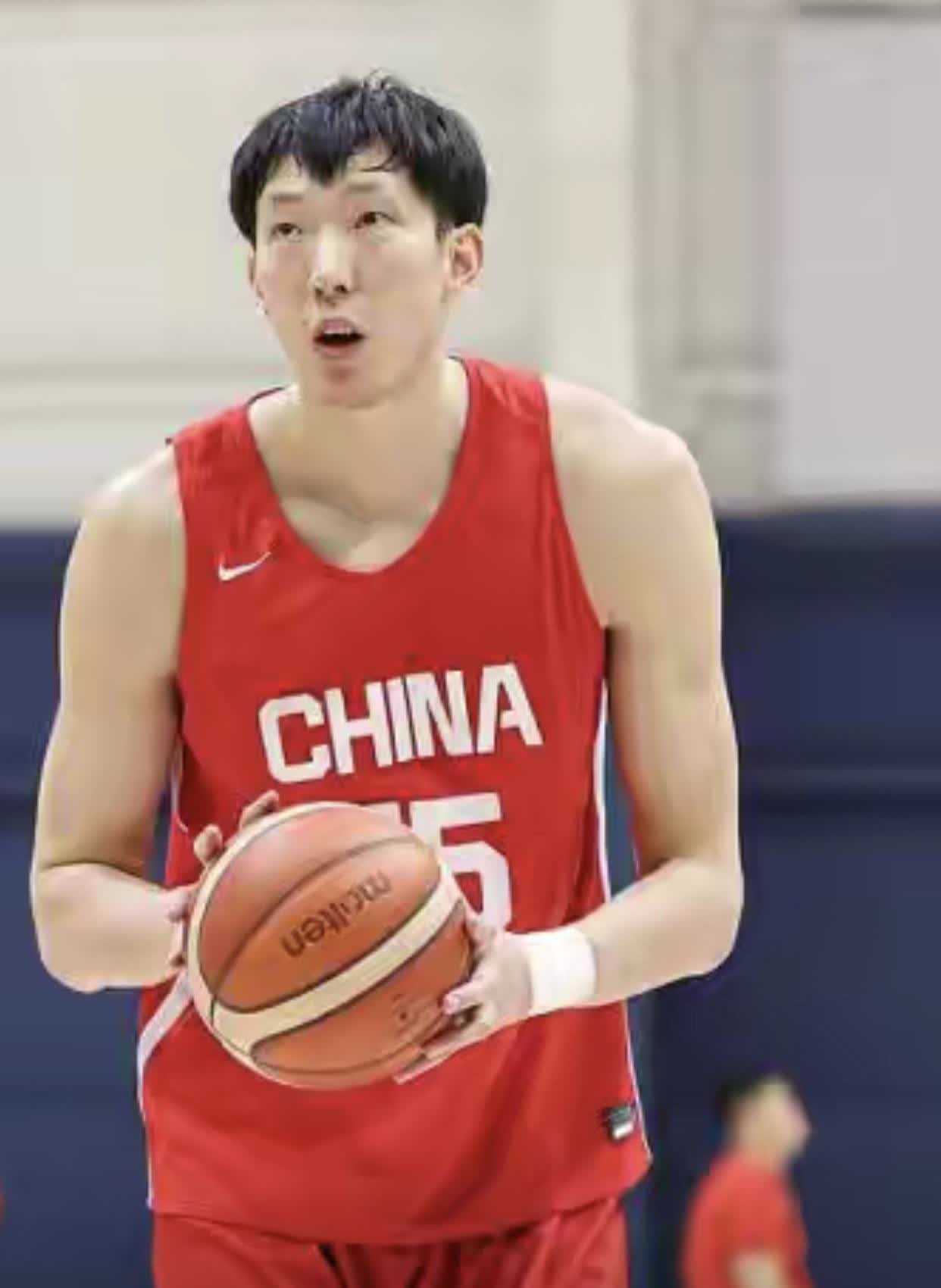 中国男篮现役中锋排名前三位分别是
第一：周琦！无可争议！
第二：王哲林！无可