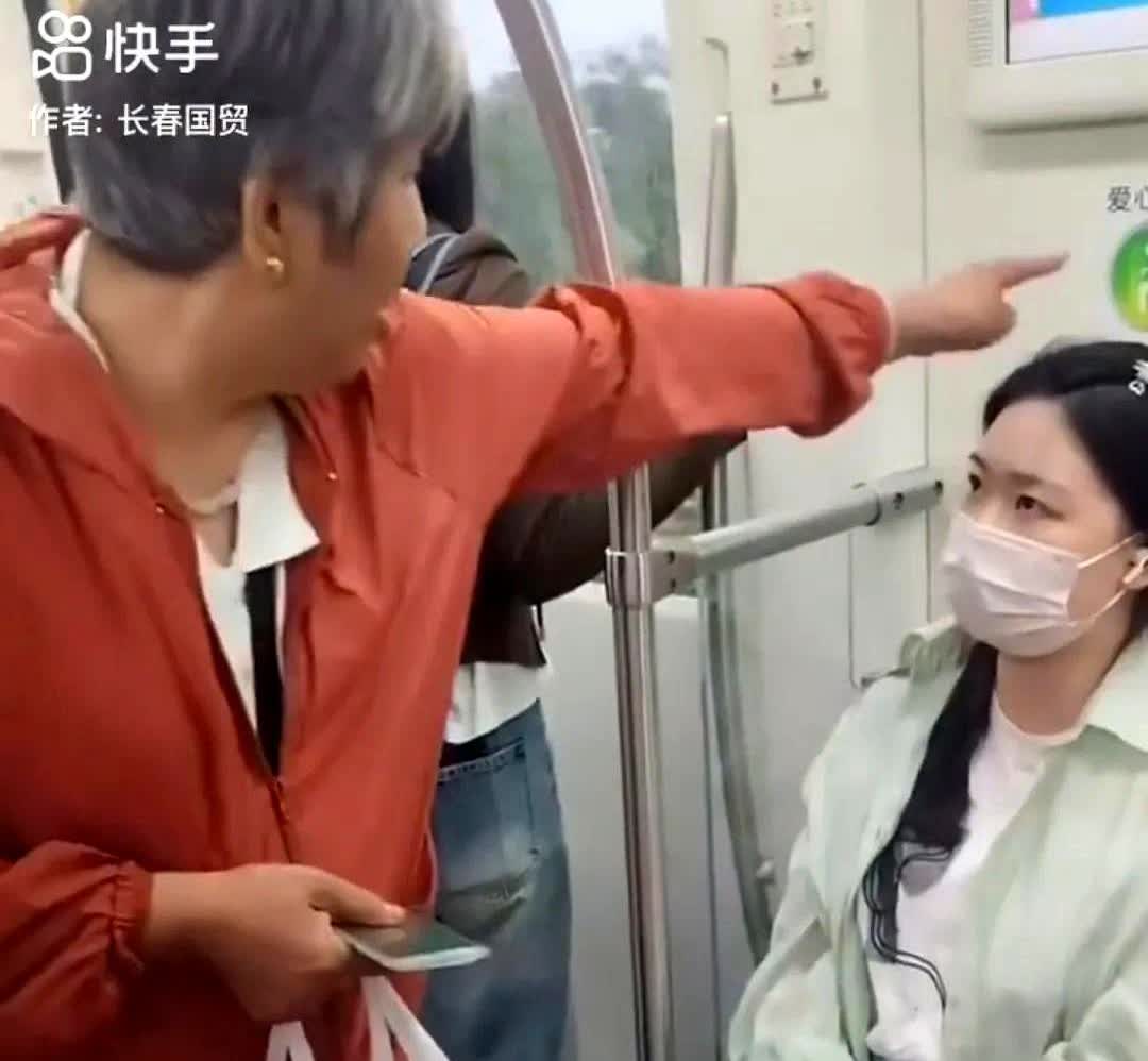 真不明白，年轻人不给老人让座，怎么一车人都在指责老人？

还骂老人是“老流氓