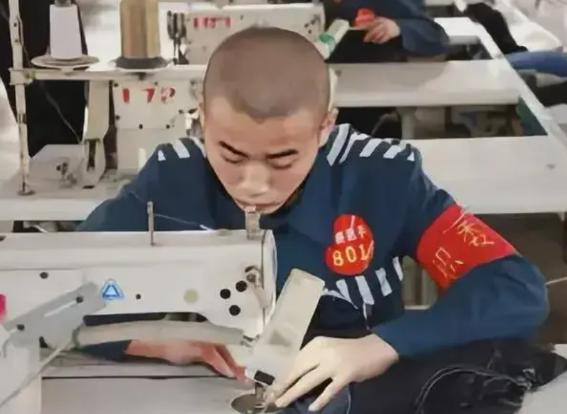 监狱里的人都特别现实，你混的好你就是大哥，你混的不好你就是任人指使的小弟，里面根