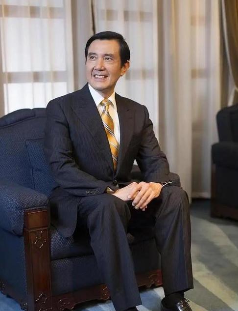 马英九终于体会到什么叫“冷板凳”！虽说马英九四次访陆，但却一直没搞懂一件事：大陆