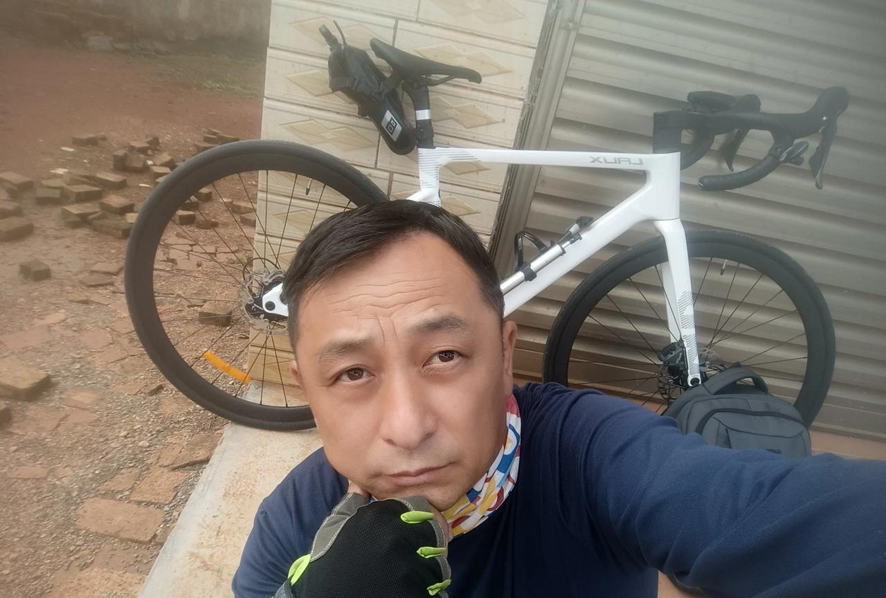 53岁大叔公路自行车长途骑行。
会泽还没去过，曲靖到会泽一路上这山不小哦！