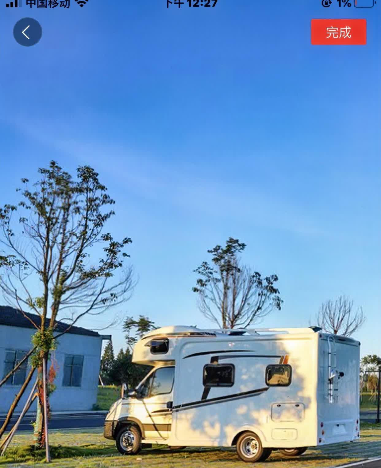 我们小区原来有两辆房车。
这一辆停在这儿已经好长时间了，
另外一辆不知道去了