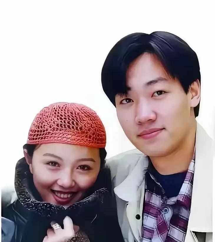 这是朱媛媛辛柏青年轻时的照片，他们是彼此的初恋，从校园恋爱到组织家庭，他们从未红