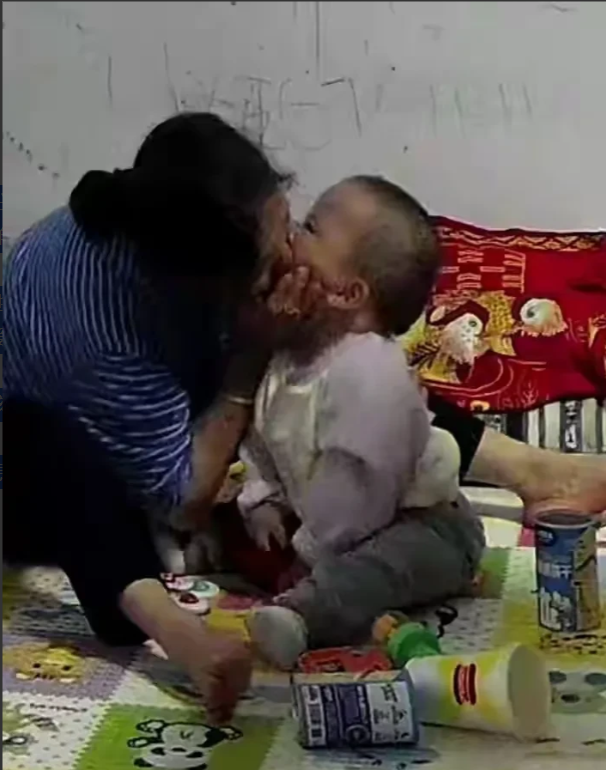 湖南老太太嘴对嘴亲孙子，30分钟亲了4次。
儿媳妇看到后，让婆婆不要这样亲孩子，