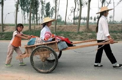 这是一位母亲带着婴儿从产科医院回家路上，那个年代交通确实不便，这种情景能见到也很