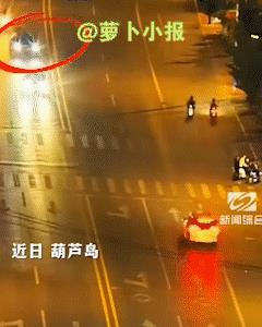 给帽子叔叔点赞。
辽宁葫芦岛，司机开着开着车竟然睡着了，汽车跑偏冲上对向车道，直