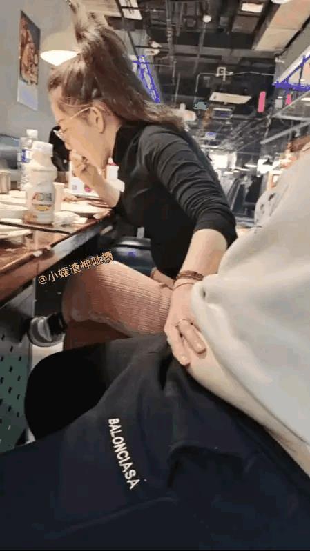 典型的女色鬼[我想静静]一看都是惯犯，不管怎么说这也是公共场合，无视旁人的存在就