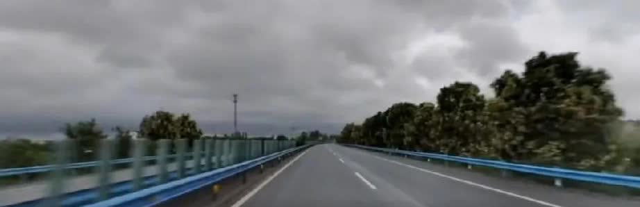 电车车主高速上前一秒还在说“现在科技就是发达，这个车开的就是轻松”，下一秒就跟前