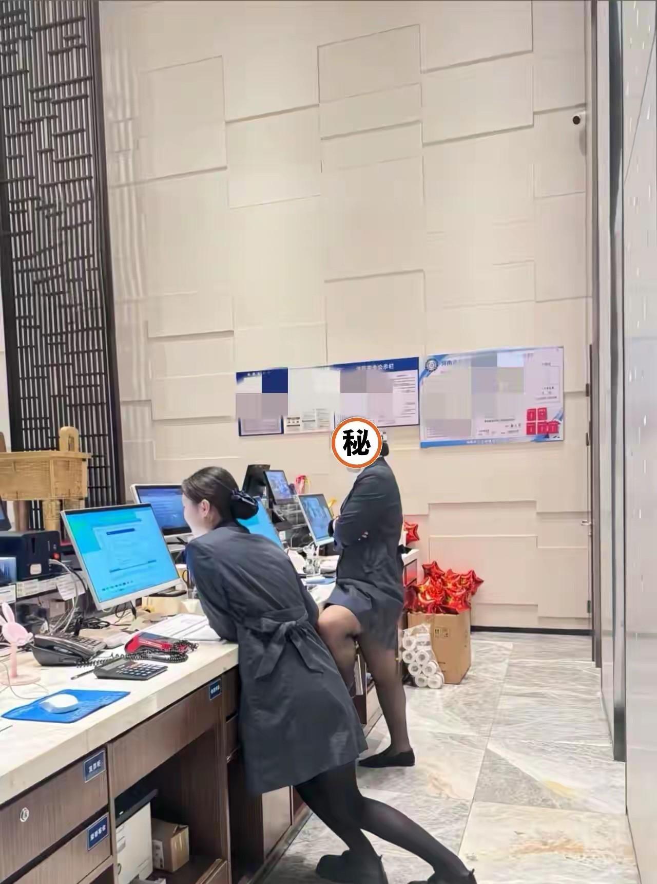 怪不得很多酒店的前台，都不穿高跟鞋上班呢，连个坐的地方都没有，这要是穿着高跟鞋站