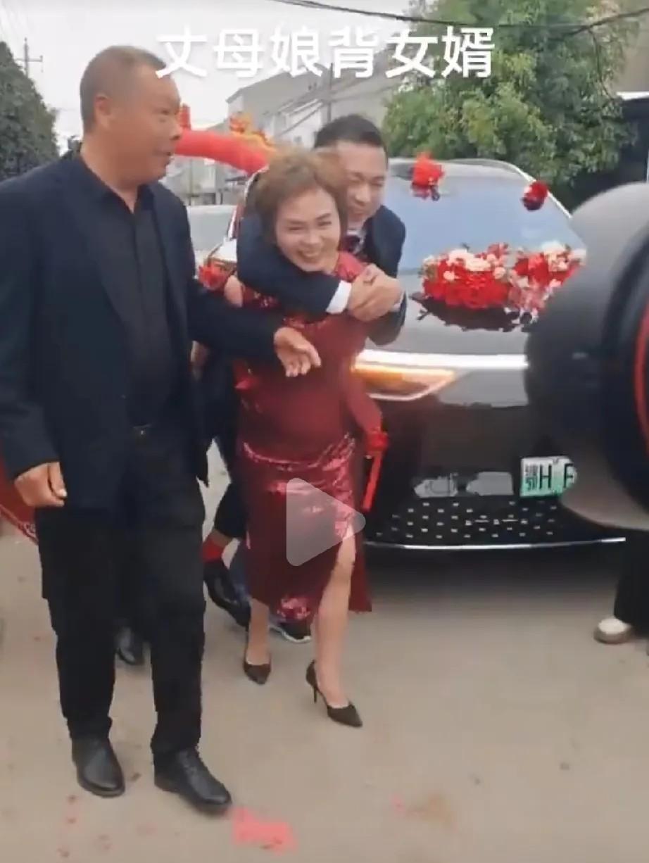 揭秘云南神秘婚俗：结婚当天，为啥是丈母娘把女婿背回家？答案让人暖心！
你一定见过