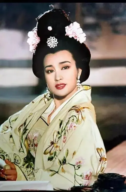 公元649年，李世民病危。太子李治对武则天说道：“与其喊你为母，不如喊你为妻，”