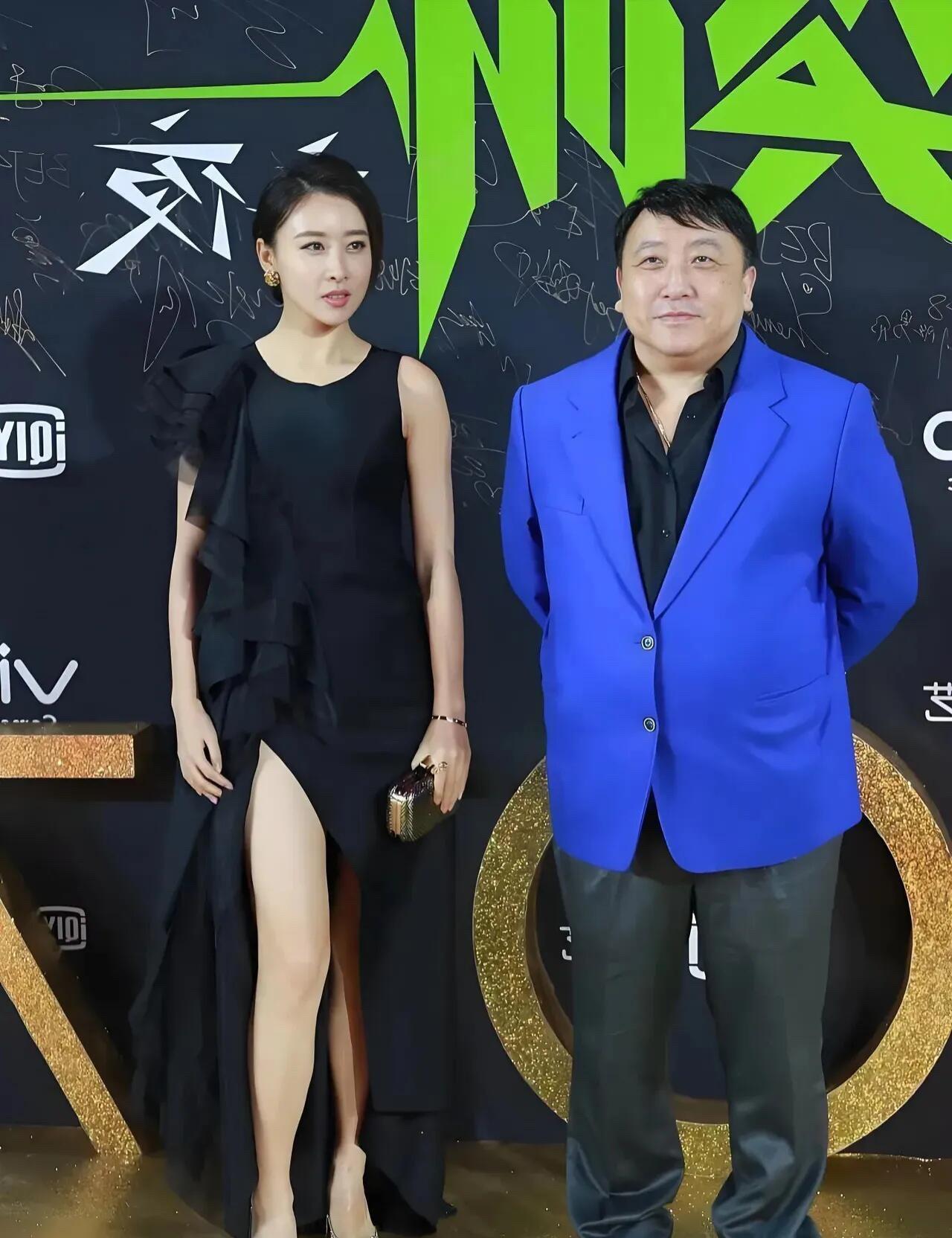 42岁的毛俊杰长相一般，但是气质迷人，一袭黑色礼服裙站着都发着光。虽然她演的很多