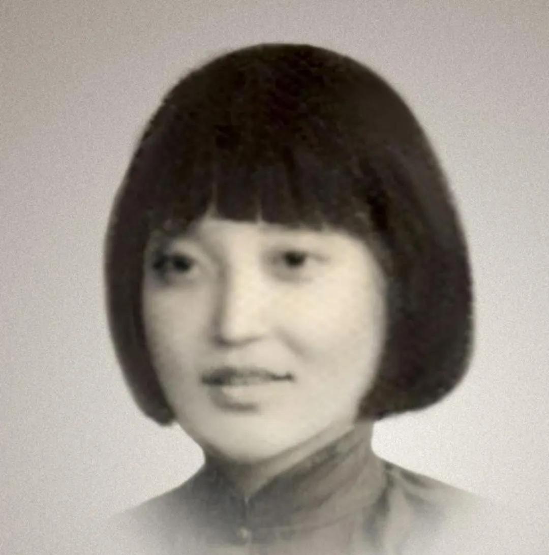 自己咬断脐带生下女儿，15天哺乳换死刑，娃，记住娘23岁死的。
常德监狱的霉味钻