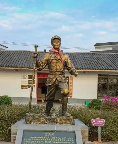 1976年，一名老人在北京军事博物馆参观时，看着四下无人，偷偷摸了一下文物，被工