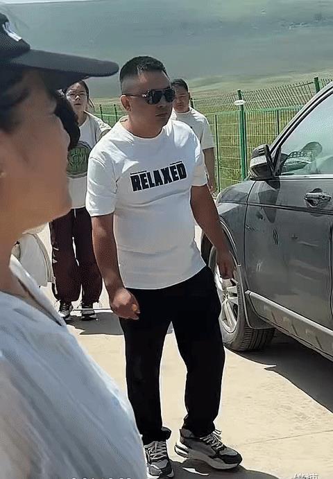 7月22日，荷叶坪景区，一辆车堵在前面，导致后面堵了几百台车，有人与该司机沟通了