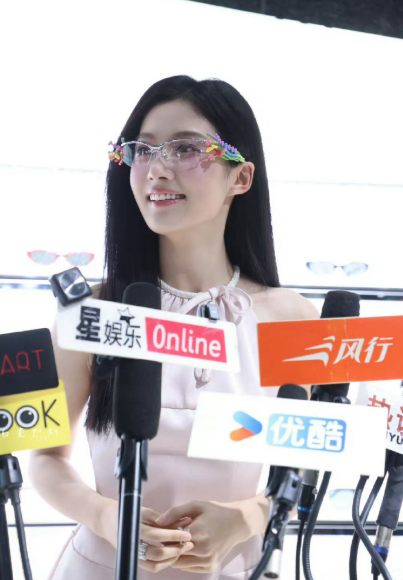 看到路透照片就觉得她好用心，亲自为粉丝准备鲜花。这种双向奔赴的情感最动人，偶像和