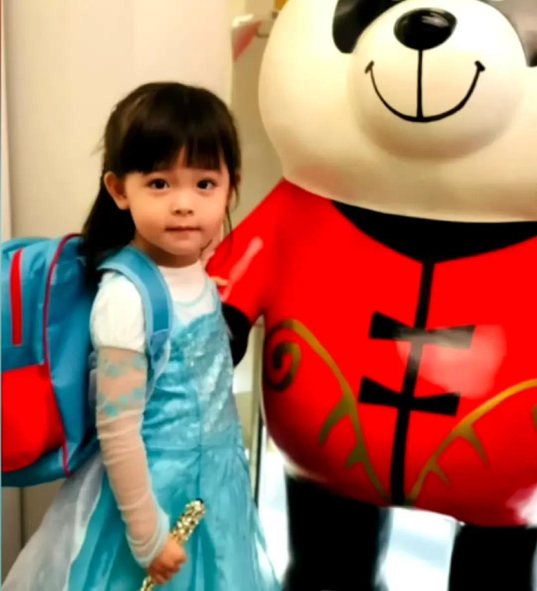 尔冬升公开女儿照片，说到教导女儿，他坦言这是最困难的工作：“太难了，比做导演还难